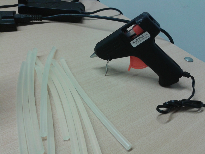 Податотека:Hotglue-gun.png